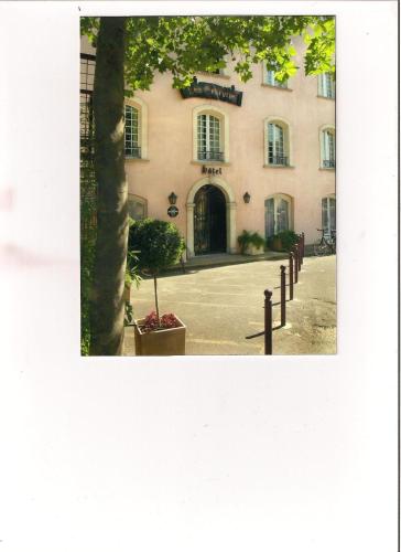 Tarascon France holiday hotel