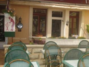 Tarascon France holiday hotel