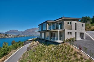 Queenstown New Zealand holiday hotel